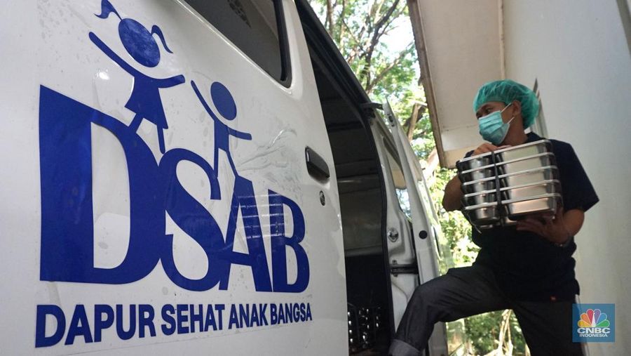 Menteri Koperasi (Menkop) Budi Arie setiadi meninjau dapur produksi makan bergizi gratis (MBG) di Dapur Sehat Anak Bangsa SPPG dan Sekolah SD 05 Halim Perdanakusuma, Jakarta Timur pada Senin (6/1/2024). (CNBC Indonesia/Muhammad Sabki)