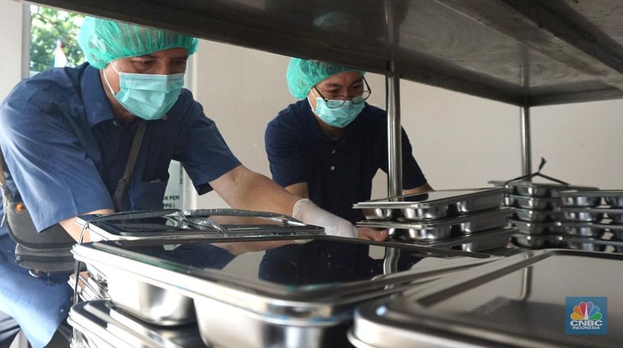 Menteri Koperasi (Menkop) Budi Arie setiadi meninjau dapur produksi makan bergizi gratis (MBG) di Dapur Sehat Anak Bangsa SPPG dan Sekolah SD 05 Halim Perdanakusuma, Jakarta Timur pada Senin (6/1/2024). (CNBC Indonesia/Muhammad Sabki)