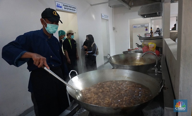 Menteri Koperasi (Menkop) Budi Arie setiadi meninjau dapur produksi makan bergizi gratis (MBG) di Dapur Sehat Anak Bangsa SPPG dan Sekolah SD 05 Halim Perdanakusuma, Jakarta Timur pada Senin (6/1/2024). (CNBC Indonesia/Muhammad Sabki)