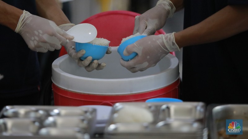 Menteri Koperasi (Menkop) Budi Arie setiadi meninjau dapur produksi makan bergizi gratis (MBG) di Dapur Sehat Anak Bangsa SPPG dan Sekolah SD 05 Halim Perdanakusuma, Jakarta Timur pada Senin (6/1/2024). (CNBC Indonesia/Muhammad Sabki)