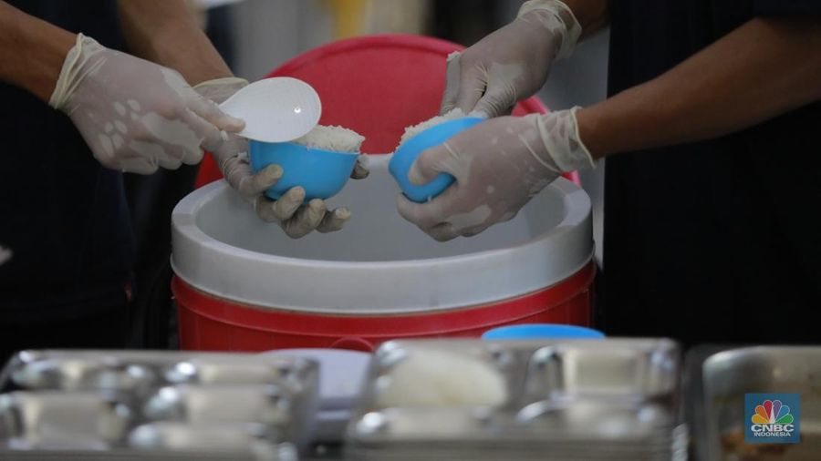 Menteri Koperasi (Menkop) Budi Arie setiadi meninjau dapur produksi makan bergizi gratis (MBG) di Dapur Sehat Anak Bangsa SPPG dan Sekolah SD 05 Halim Perdanakusuma, Jakarta Timur pada Senin (6/1/2024). (CNBC Indonesia/Muhammad Sabki)
