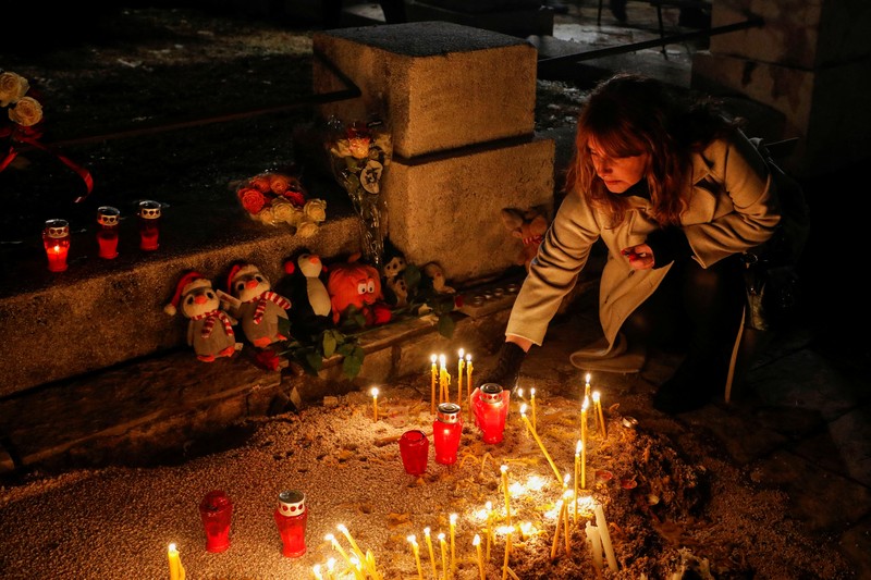 Beberapa ribu orang berpartisipasi dalam protes menuntut pengunduran diri pejabat keamanan tinggi atas penembakan awal minggu ini di Cetinje, di luar Podogrica, Montenegro, Minggu, 5 Januari 2025. (AP Photo/Risto Bozovic)