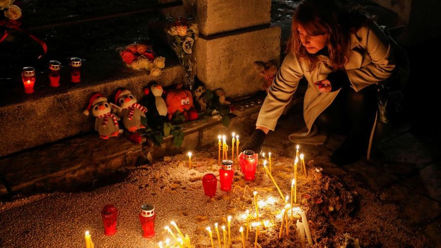 Beberapa ribu orang berpartisipasi dalam protes menuntut pengunduran diri pejabat keamanan tinggi atas penembakan awal minggu ini di Cetinje, di luar Podogrica, Montenegro, Minggu, 5 Januari 2025. (AP Photo/Risto Bozovic)