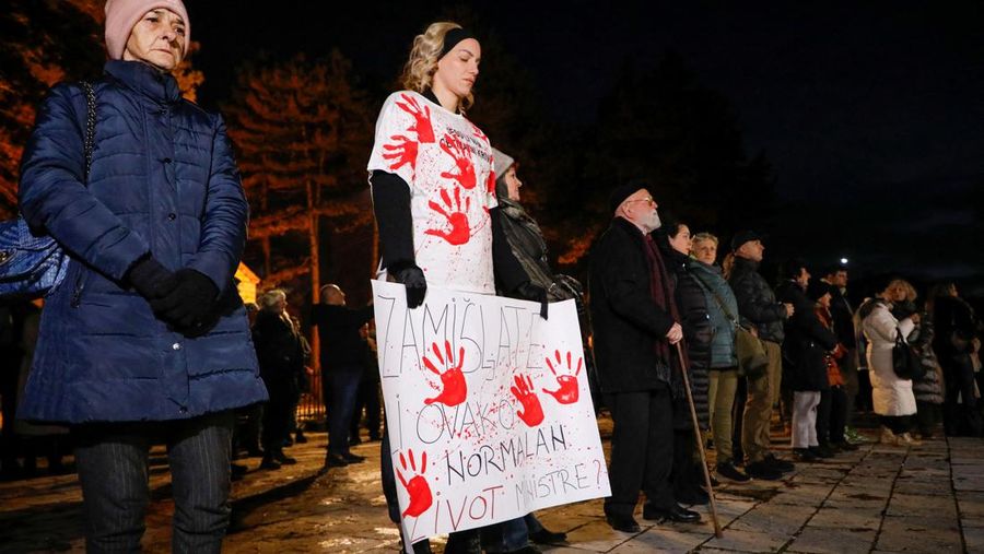 Beberapa ribu orang berpartisipasi dalam protes menuntut pengunduran diri pejabat keamanan tinggi atas penembakan awal minggu ini di Cetinje, di luar Podogrica, Montenegro, Minggu, 5 Januari 2025. (AP Photo/Risto Bozovic)