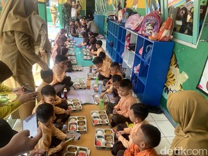 2.702 Porsi Makan Bergizi Gratis Mulai Dibagikan di Banjarnegara