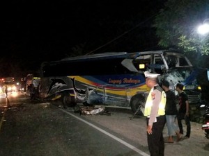 Dua Bus Sumber Group Adu Banteng, Gara-gara Nyalip Sembarangan