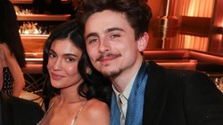 Ibu Timothee Chalamet Buka Suara Soal Kylie Jenner
