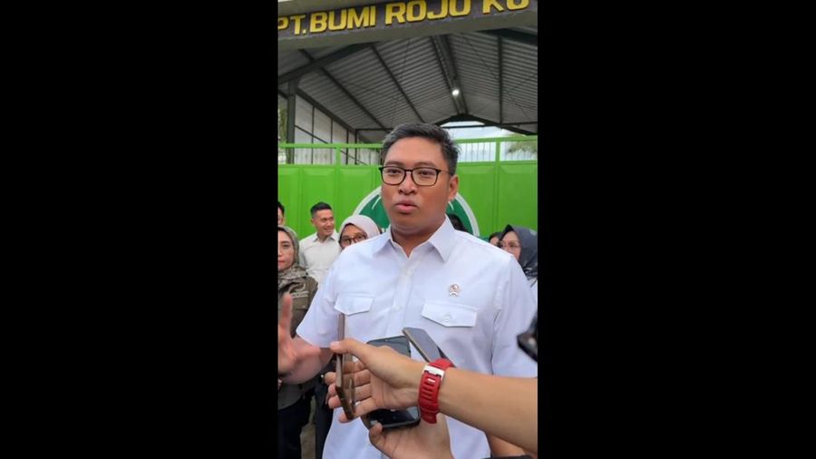Wamentan Sudaryono menjawab pertanyaan wartawan usai meninjau PT Bumi Rojo Koyo di Kabupaten Banyuwangi, Jawa Timur, Minggu (5/1/2025). (Dok. Humas Kementan)