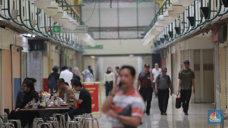 Aktivitas pengunjung di Terowongan Blok-M, Jakarta, Selasa (7/1/2025). Terowongan yang menghubungan pusat perbelanjaan Blok M Mal dengan pusat perbelanjaan Blok M Square kembali dihidupkan oleh jajanan kekinian. (CNBC Indonesia/Muhammad Sabki) Aktivitas pengunjung di Terowongan Blok-M, Jakarta, Selasa (7/1/2025). Terowongan yang menghubungan pusat perbelanjaan Blok M Mal dengan pusat perbelanjaan Blok M Square kembali dihidupkan oleh jajanan kekinian. (CNBC Indonesia/Muhammad Sabki)