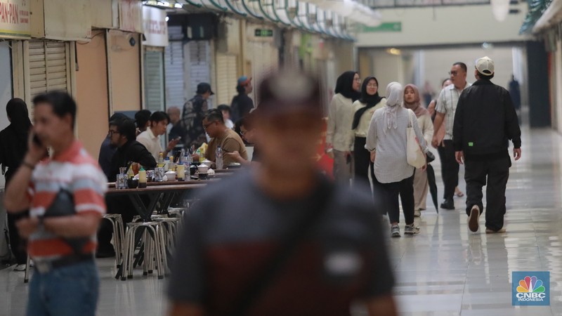 Aktivitas pengunjung di Terowongan Blok-M, Jakarta, Selasa (7/1/2025). Terowongan yang menghubungan pusat perbelanjaan Blok M Mal dengan pusat perbelanjaan Blok M Square kembali dihidupkan oleh jajanan kekinian. (CNBC Indonesia/Muhammad Sabki) Aktivitas pengunjung di Terowongan Blok-M, Jakarta, Selasa (7/1/2025). Terowongan yang menghubungan pusat perbelanjaan Blok M Mal dengan pusat perbelanjaan Blok M Square kembali dihidupkan oleh jajanan kekinian. (CNBC Indonesia/Muhammad Sabki)