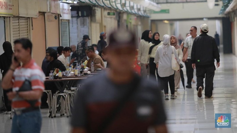 Aktivitas pengunjung di Terowongan Blok-M, Jakarta, Selasa (7/1/2025). Terowongan yang menghubungan pusat perbelanjaan Blok M Mal dengan pusat perbelanjaan Blok M Square kembali dihidupkan oleh jajanan kekinian. (CNBC Indonesia/Muhammad Sabki)