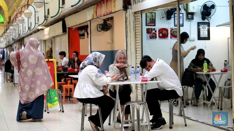 Aktivitas pengunjung di Terowongan Blok-M, Jakarta, Selasa (7/1/2025). Terowongan yang menghubungan pusat perbelanjaan Blok M Mal dengan pusat perbelanjaan Blok M Square kembali dihidupkan oleh jajanan kekinian. (CNBC Indonesia/Muhammad Sabki)