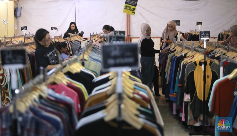 Aktivitas pengunjung di Terowongan Blok-M, Jakarta, Selasa (7/1/2025). Terowongan yang menghubungan pusat perbelanjaan Blok M Mal dengan pusat perbelanjaan Blok M Square kembali dihidupkan oleh jajanan kekinian. (CNBC Indonesia/Muhammad Sabki) Aktivitas pengunjung di Terowongan Blok-M, Jakarta, Selasa (7/1/2025). Terowongan yang menghubungan pusat perbelanjaan Blok M Mal dengan pusat perbelanjaan Blok M Square kembali dihidupkan oleh jajanan kekinian. (CNBC Indonesia/Muhammad Sabki)