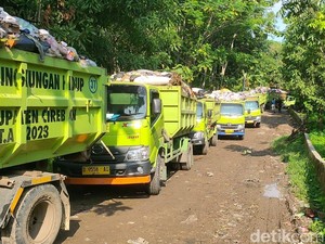 Imbas TPAS Kubangdeleg Cirebon Tutup, Truk Sampah Antre di Gunung Santri