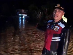 Video: Jalan Lintas Barat Sumatera Terendam Banjir, Lalin Terputus
