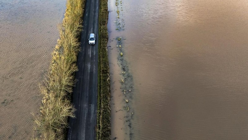 Pemandangan banjir di sekitar taman karavan Little Venice di Yalding, Kent, Inggris, Senin, 6 Januari 2025. (Gareth Fuller/PA via AP)