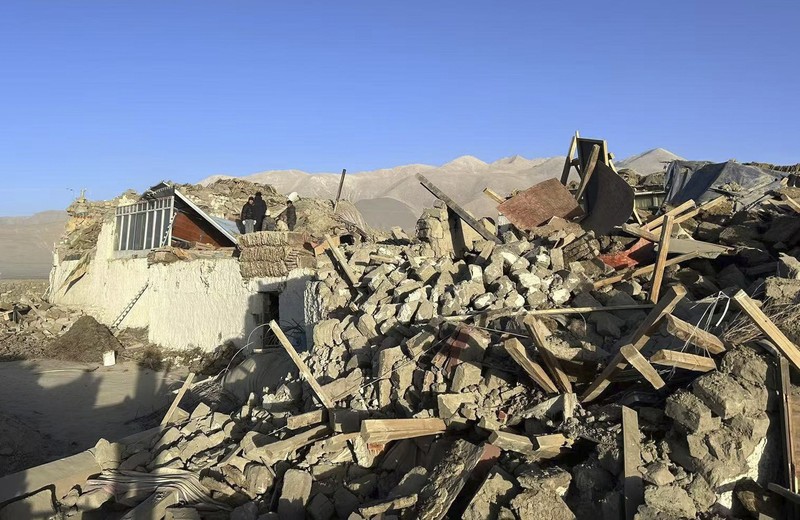Dalam foto yang dirilis oleh Kantor Berita Xinhua ini, petugas penyelamat mencari korban selamat setelah gempa bumi di Kotapraja Changsuo, Dingri, Xigaze, Daerah Otonomi Tibet, China barat daya pada Selasa, 7 Januari 2025. (Xinhua via AP)