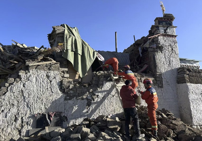 Dalam foto yang dirilis oleh Kantor Berita Xinhua ini, petugas penyelamat mencari korban selamat setelah gempa bumi di Kotapraja Changsuo, Dingri, Xigaze, Daerah Otonomi Tibet, China barat daya pada Selasa, 7 Januari 2025. Dalam foto yang dirilis oleh Kantor Berita Xinhua ini, petugas penyelamat mencari korban selamat setelah gempa bumi di Kotapraja Changsuo, Dingri, Xigaze, Daerah Otonomi Tibet, China barat daya pada Selasa, 7 Januari 2025. (Xinhua via AP)