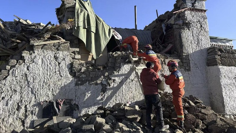 Dalam foto yang dirilis oleh Kantor Berita Xinhua ini, petugas penyelamat mencari korban selamat setelah gempa bumi di Kotapraja Changsuo, Dingri, Xigaze, Daerah Otonomi Tibet, China barat daya pada Selasa, 7 Januari 2025. (Xinhua via AP)