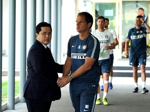 Simon Tahamata Peluk Frank De Boer, Kode Jadi Pelatih Baru Timnas?