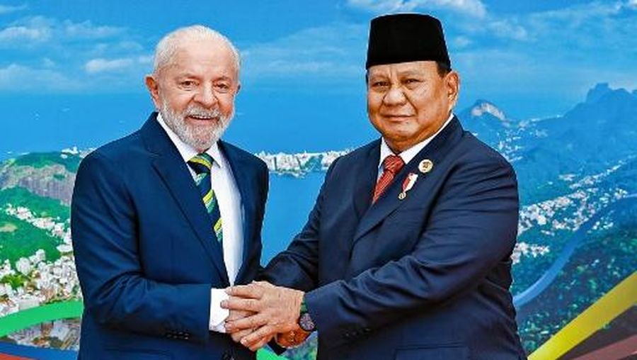 (FILES) Handout picture released by the Brazilian Presidency showing Brazil's President Luiz Inacio Lula da Silva (L) posing for a picture with Indonesia's President Prabowo Subianto before the launch of the Global Alliance against Hunger and Poverty and the first session of the G20 Leaders' Meeting in Rio de Janeiro, Brazil, on November 18, 2024. Brazil on January 6, 2025, announced that Indonesia had become a full member of BRICS, a bloc of developing economies increasingly seen as a counterweight to the West. Brazil, which holds the rotating presidency of the grouping in 2025, said Indonesia's bid to join the bloc had been approved during a summit in 2023 in Johannesburg. (Photo by Ricardo STUCKERT / BRAZILIAN PRESIDENCY / AFP) / RESTRICTED TO EDITORIAL USE - MANDATORY CREDIT 'AFP PHOTO / BRAZILIAN PRESIDENCY / Ricardo STUCKERT' - NO MARKETING - NO ADVERTISING CAMPAIGNS - DISTRIBUTED AS A SERVICE TO CLIENTS