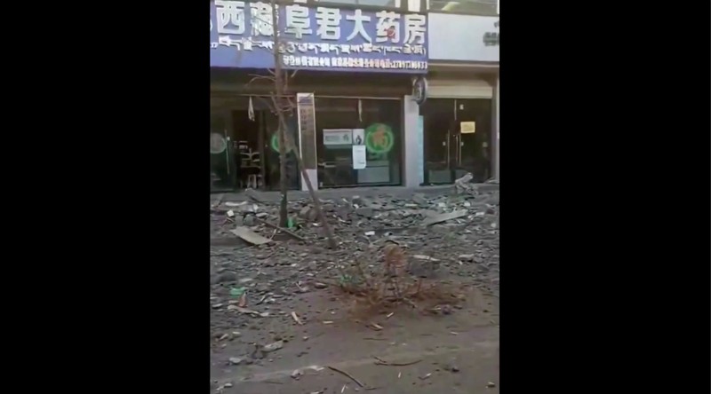 Dalam foto yang dirilis oleh Kantor Berita Xinhua ini, petugas penyelamat mencari korban selamat setelah gempa bumi di Kotapraja Changsuo, Dingri, Xigaze, Daerah Otonomi Tibet, China barat daya pada Selasa, 7 Januari 2025. Dalam foto yang dirilis oleh Kantor Berita Xinhua ini, petugas penyelamat mencari korban selamat setelah gempa bumi di Kotapraja Changsuo, Dingri, Xigaze, Daerah Otonomi Tibet, China barat daya pada Selasa, 7 Januari 2025. (Xinhua via AP)