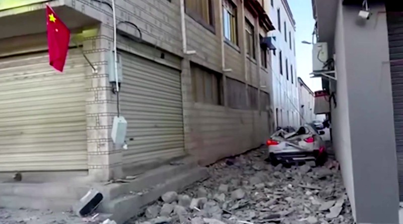 Dalam foto yang dirilis oleh Kantor Berita Xinhua ini, petugas penyelamat mencari korban selamat setelah gempa bumi di Kotapraja Changsuo, Dingri, Xigaze, Daerah Otonomi Tibet, China barat daya pada Selasa, 7 Januari 2025. Dalam foto yang dirilis oleh Kantor Berita Xinhua ini, petugas penyelamat mencari korban selamat setelah gempa bumi di Kotapraja Changsuo, Dingri, Xigaze, Daerah Otonomi Tibet, China barat daya pada Selasa, 7 Januari 2025. (Xinhua via AP)