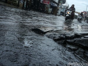 5 RT-3 Ruas Jalan di Jakarta Tergenang Banjir Pagi Ini, Tinggi Air Capai 35 Cm