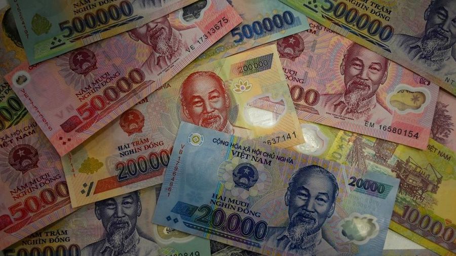 Ilustrasi foto ini menunjukkan uang kertas dong Vietnam di Hanoi pada tanggal 21 Mei 2019. (Manan VATSYAYANA / AFP/File Foto)