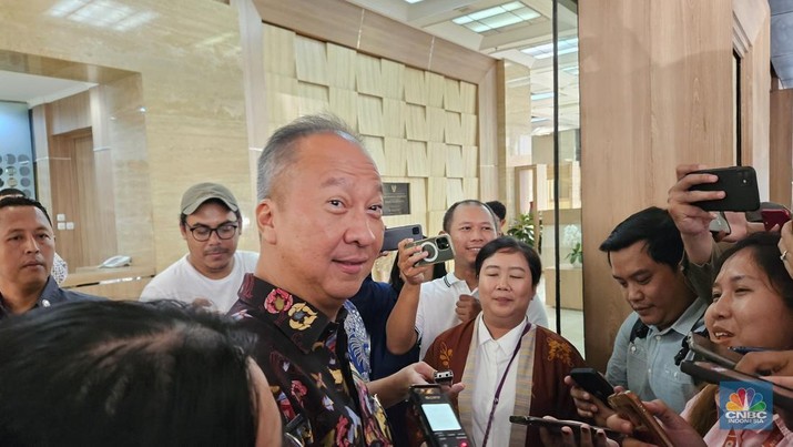 Menperin Agus Gumiwang usai bertemu perwakilan Apple di Kantor Kemenperin. (CBC Indonesia/Intan Rakhmayanti)