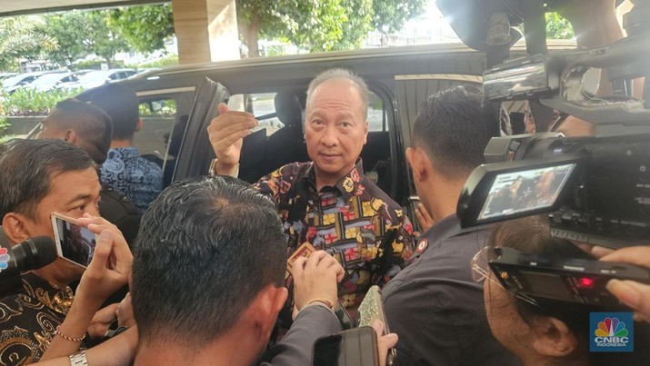 Menperin Agus Gumiwang usai bertemu perwakilan Apple di Kantor Kemenperin, Selasa (7/1/2025).