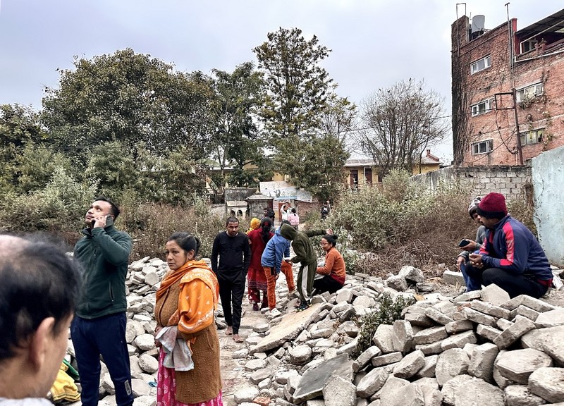 Dalam foto yang dirilis oleh Kantor Berita Xinhua ini, petugas penyelamat mencari korban selamat setelah gempa bumi di Kotapraja Changsuo, Dingri, Xigaze, Daerah Otonomi Tibet, China barat daya pada Selasa, 7 Januari 2025. Dalam foto yang dirilis oleh Kantor Berita Xinhua ini, petugas penyelamat mencari korban selamat setelah gempa bumi di Kotapraja Changsuo, Dingri, Xigaze, Daerah Otonomi Tibet, China barat daya pada Selasa, 7 Januari 2025. (Xinhua via AP)