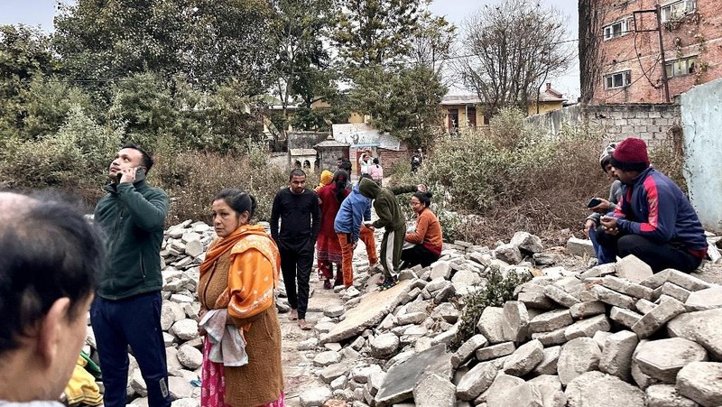 Dalam foto yang dirilis oleh Kantor Berita Xinhua ini, petugas penyelamat mencari korban selamat setelah gempa bumi di Kotapraja Changsuo, Dingri, Xigaze, Daerah Otonomi Tibet, China barat daya pada Selasa, 7 Januari 2025. (Xinhua via AP)