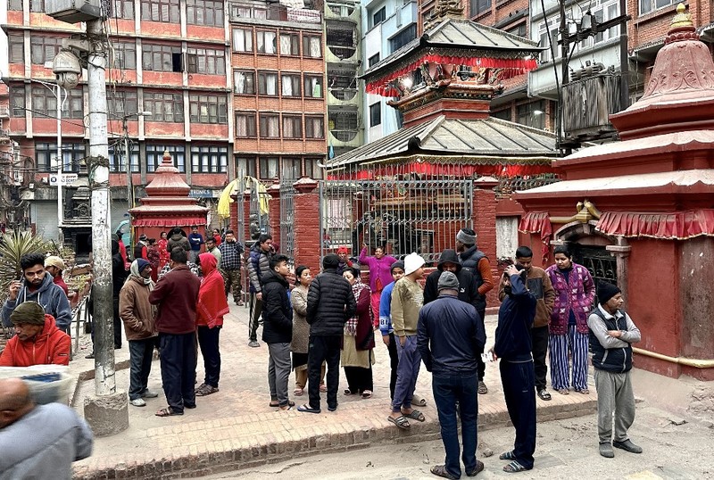 Dalam foto yang dirilis oleh Kantor Berita Xinhua ini, petugas penyelamat mencari korban selamat setelah gempa bumi di Kotapraja Changsuo, Dingri, Xigaze, Daerah Otonomi Tibet, China barat daya pada Selasa, 7 Januari 2025. Dalam foto yang dirilis oleh Kantor Berita Xinhua ini, petugas penyelamat mencari korban selamat setelah gempa bumi di Kotapraja Changsuo, Dingri, Xigaze, Daerah Otonomi Tibet, China barat daya pada Selasa, 7 Januari 2025. (Xinhua via AP)
