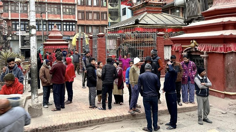 Dalam foto yang dirilis oleh Kantor Berita Xinhua ini, petugas penyelamat mencari korban selamat setelah gempa bumi di Kotapraja Changsuo, Dingri, Xigaze, Daerah Otonomi Tibet, China barat daya pada Selasa, 7 Januari 2025. (Xinhua via AP)