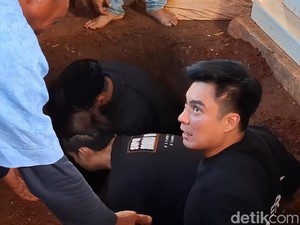 Video: Baim Wong Turun ke Liang Lahad Makamkan Jenazah Ayahnya