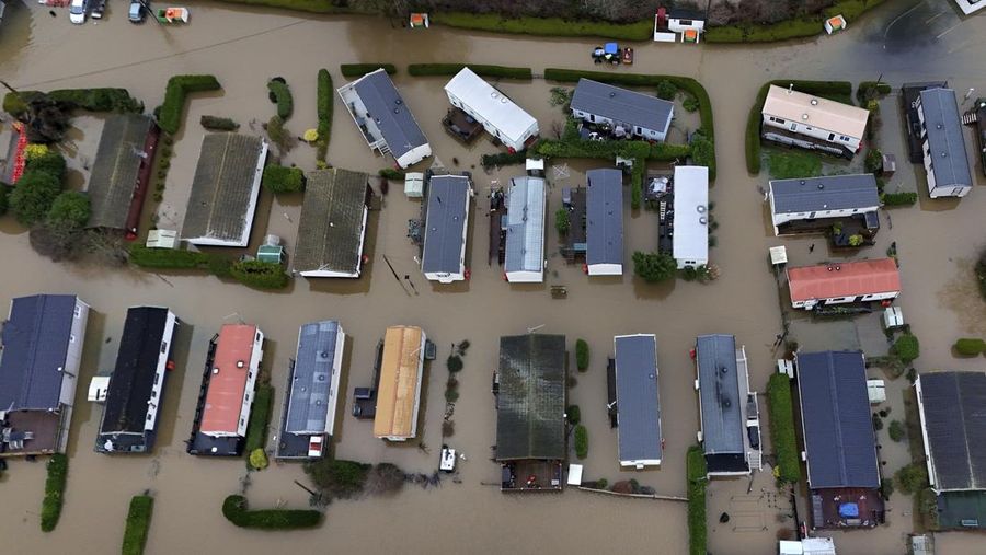 Pemandangan banjir di sekitar taman karavan Little Venice di Yalding, Kent, Inggris, Senin, 6 Januari 2025. (Gareth Fuller/PA via AP)