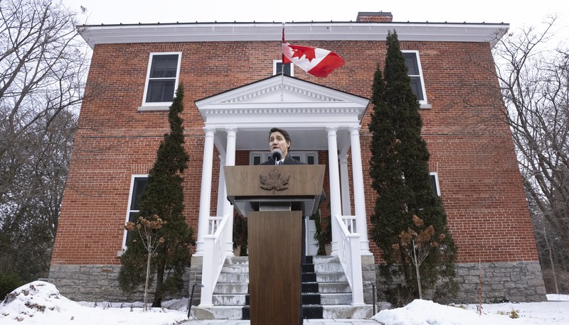 Perdana Menteri Kanada Justin Trudeau berbicara dengan media di luar Rideau Cottage, Senin, 6 Januari 2025 di Ottawa. (Adrian Wyld/The Canadian Press via AP)