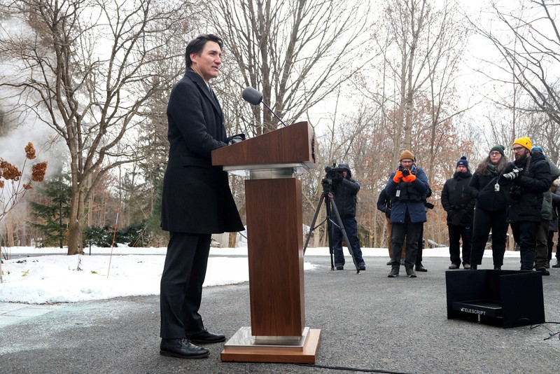 Perdana Menteri Kanada Justin Trudeau berbicara dengan media di luar Rideau Cottage, Senin, 6 Januari 2025 di Ottawa. (Adrian Wyld/The Canadian Press via AP)