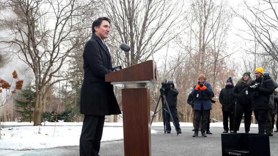 Perdana Menteri Kanada Justin Trudeau berbicara dengan media di luar Rideau Cottage, Senin, 6 Januari 2025 di Ottawa. (Adrian Wyld/The Canadian Press via AP)