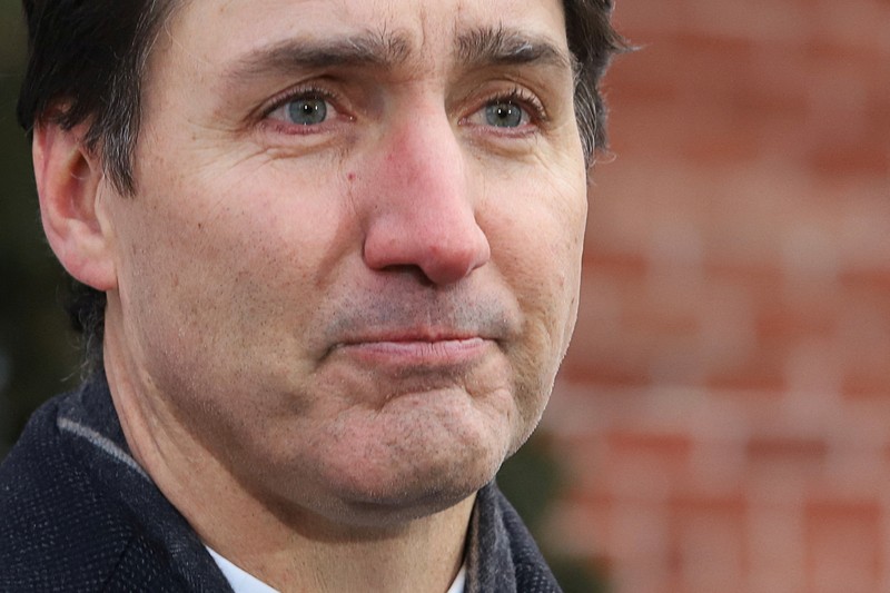 Perdana Menteri Kanada Justin Trudeau berbicara dengan media di luar Rideau Cottage, Senin, 6 Januari 2025 di Ottawa. (Adrian Wyld/The Canadian Press via AP)