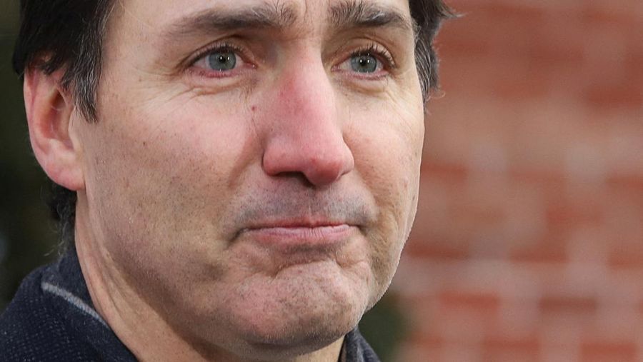 Perdana Menteri Kanada Justin Trudeau berbicara dengan media di luar Rideau Cottage, Senin, 6 Januari 2025 di Ottawa. (Adrian Wyld/The Canadian Press via AP)