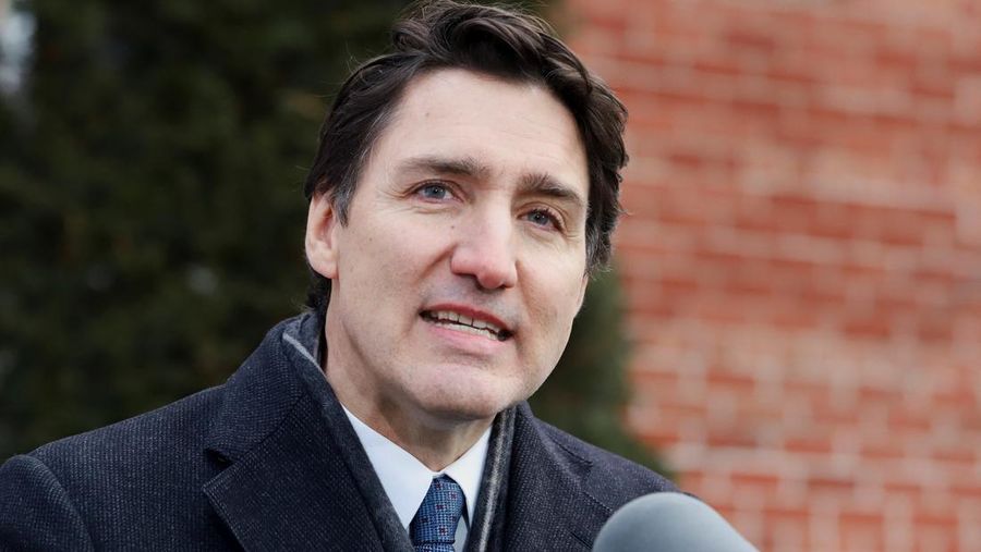 Perdana Menteri Kanada Justin Trudeau berbicara dengan media di luar Rideau Cottage, Senin, 6 Januari 2025 di Ottawa. (Adrian Wyld/The Canadian Press via AP)