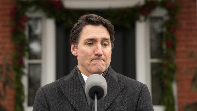 Perdana Menteri Kanada Justin Trudeau berbicara dengan media di luar Rideau Cottage, Senin, 6 Januari 2025 di Ottawa. (Adrian Wyld/The Canadian Press via AP)