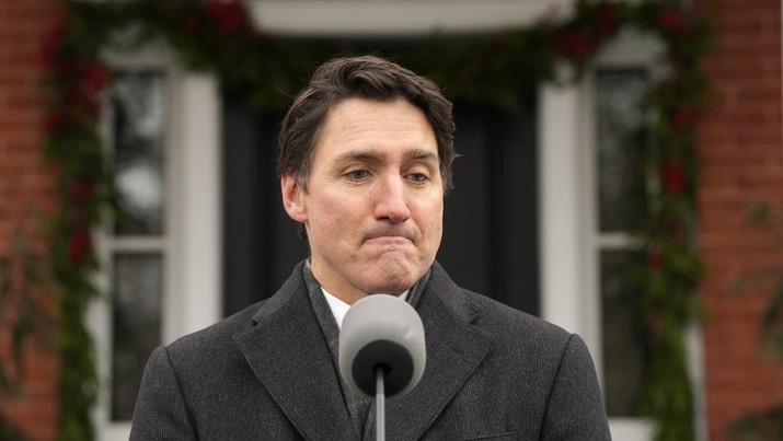 Perdana Menteri Kanada Justin Trudeau membuat pengumuman di luar Rideau Cottage di Ottawa pada hari Senin, 6 Januari 2025. (Adrian Wyld/The Canadian Press via AP)