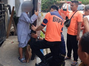 Bocah Pasuruan Iseng Masukkan Kaki ke 2 Tiang, Akhirnya BPBD yang Datang