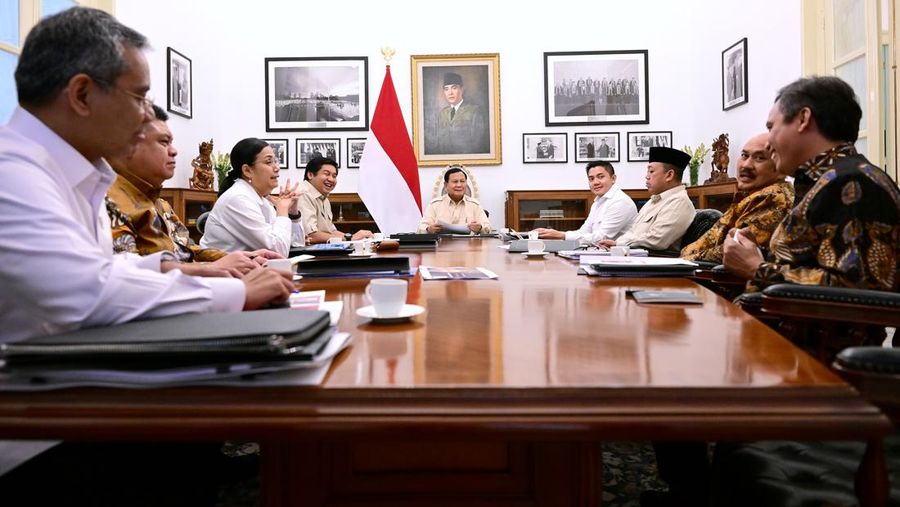Presiden Prabowo Subianto memimpin rapat terbatas  dengan sejumlah menteri di Istana Merdeka, Jakarta, Selasa (7/1/2025). Dalam rapat itu dibahas mengenai penyediaan rumah murah hingga insentif disektor perumahan. (Dok: BPMI)