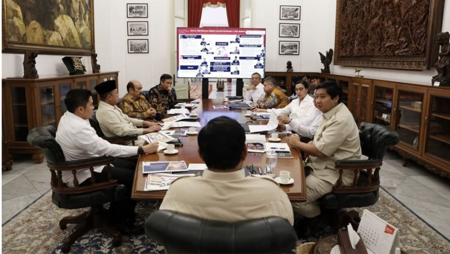 Rapat Terbatas dengan Menteri Perumahan dan Kawasan Pemukiman, Menteri Keuangan, Menteri Agraria dan Tata Ruang, dan Kepala Bappenas membahas akselerasi Program 3 Juta Rumah Rakyat di Istana Merdeka. (Tangkapan layar instagram @prabowo)