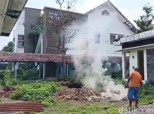 Tempat Karaoke di Bangunan Lama RSUD Kertosono Dibongkar Satpol PP