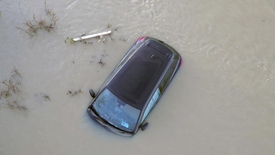 Sebuah mobil terdampar di tengah banjir Sungai Soar di Barrow Upon Soar, Inggris, Selasa, 7 Januari 2025. (AP/Darren Staples)